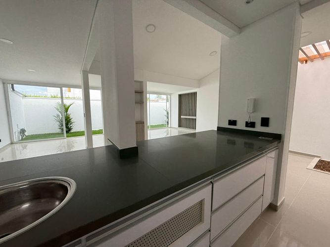 Casa de 3 alcobas en venta en El Castillo, Jamundí, 300 m² · foto 3 de 16