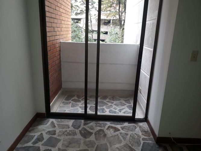 Apartamento de 3 alcobas en venta en El Poblado, Medellín, 140 m² · foto 2 de 18