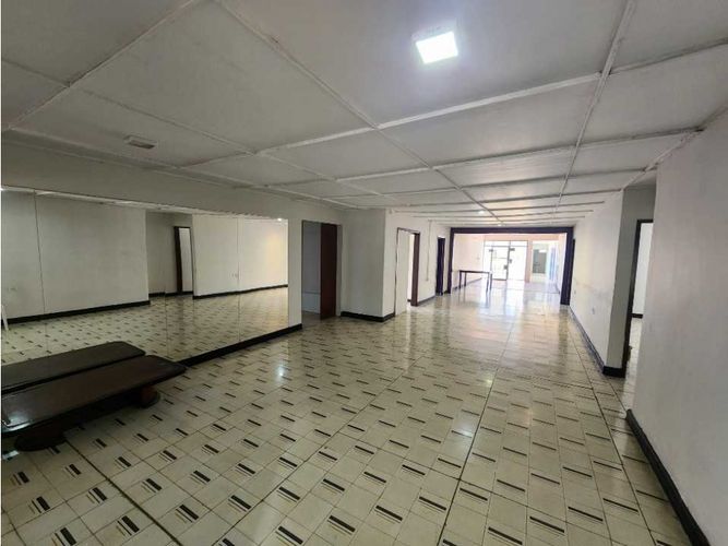 Casa de 7 alcobas en arriendo en Altamira, Barranquilla, 494 m² · foto 2 de 24