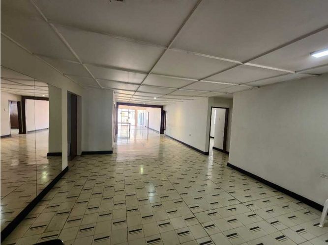 Casa de 7 alcobas en arriendo en Altamira, Barranquilla, 494 m² · foto 3 de 24