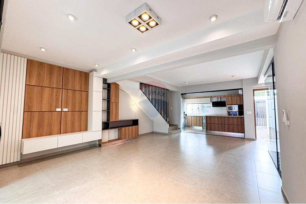 EN VENTA CASA PAREADA DE 3 SUITES. RECOLETA. ASUNCION. — foto 2