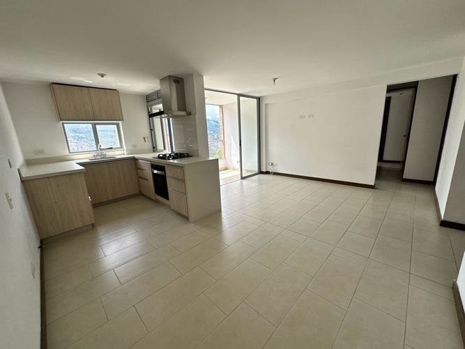 Apartamento de 2 alcobas en venta en Camino Verde, Envigado, 77 m² · foto 2 de 24