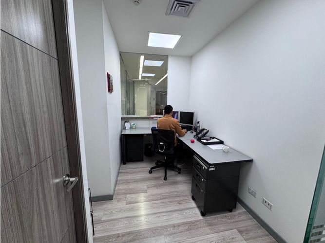 Oficina en arriendo en El Poblado, Medellín, 351 m² · foto 5 de 11