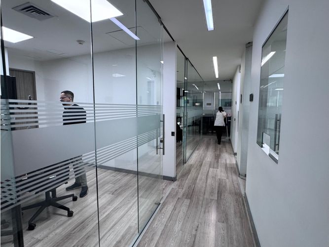 Oficina en arriendo en El Poblado, Medellín, 351 m² · foto 11 de 11