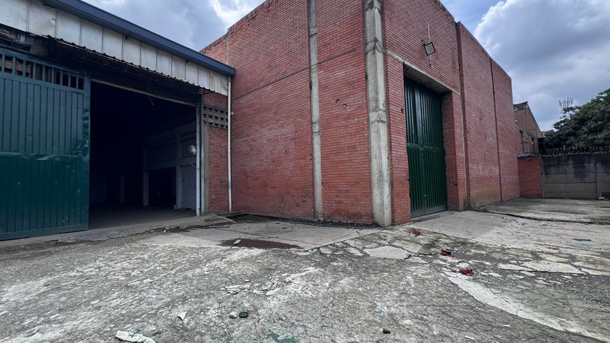 Bodega en arriendo en Flora Industrial, Cali, 2300 m² · foto 2 de 24