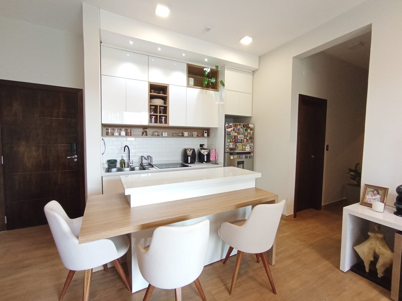 VENDO EXCLUSIVO DEPARTAMENTO DE 2 DORMITORIOS, TOTALMENTE AMOBLADO Y EQUIPADO, EDIFICIO GONNET, KM 8, CDE — foto 3