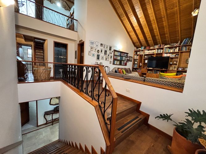 Casa de 4 alcobas en venta en San Jose De Bavaria, Bogotá, 410 m² · foto 2 de 23