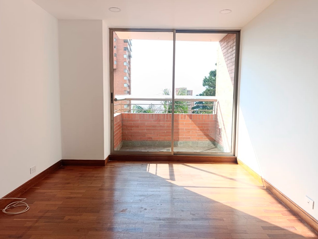 Apartamento en arriendo en Los Naranjos, Medellín · foto 3 de 19