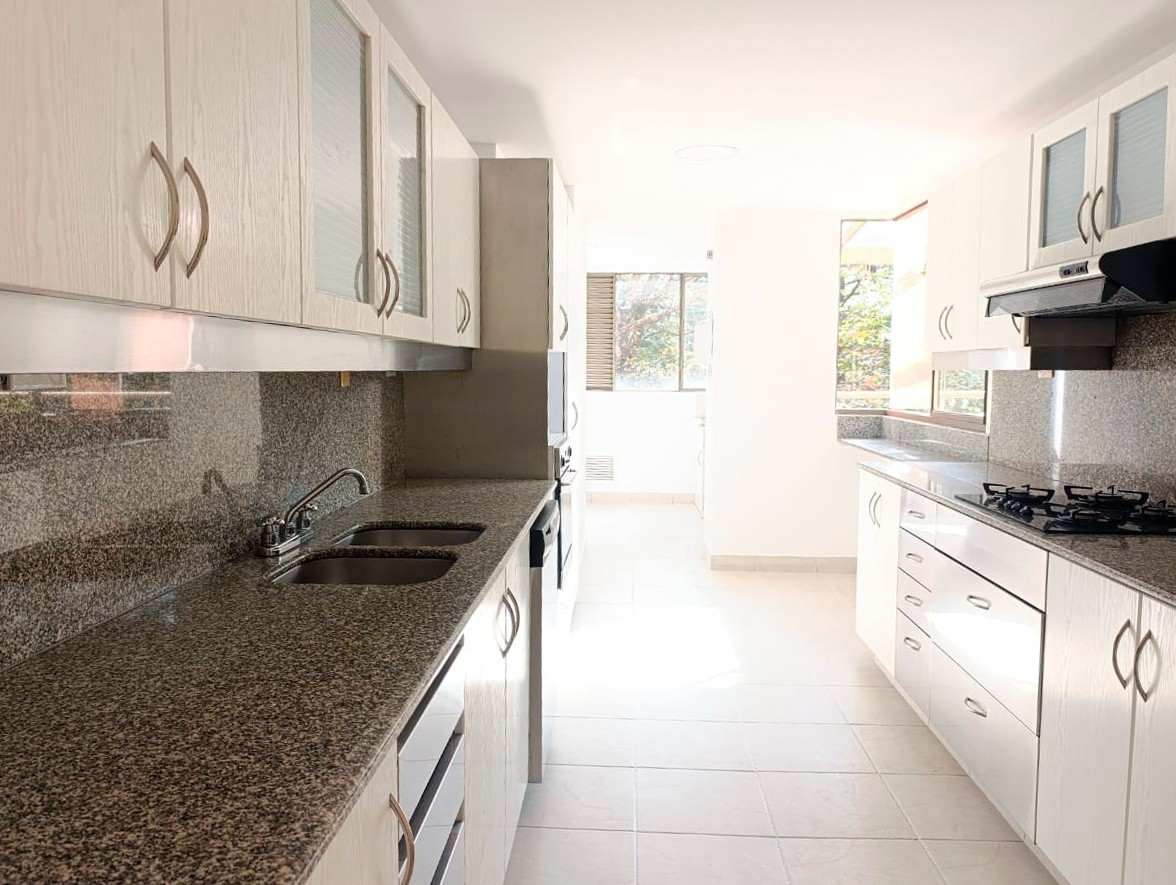 Apartamento en arriendo en Los Naranjos, Medellín · foto 7 de 19