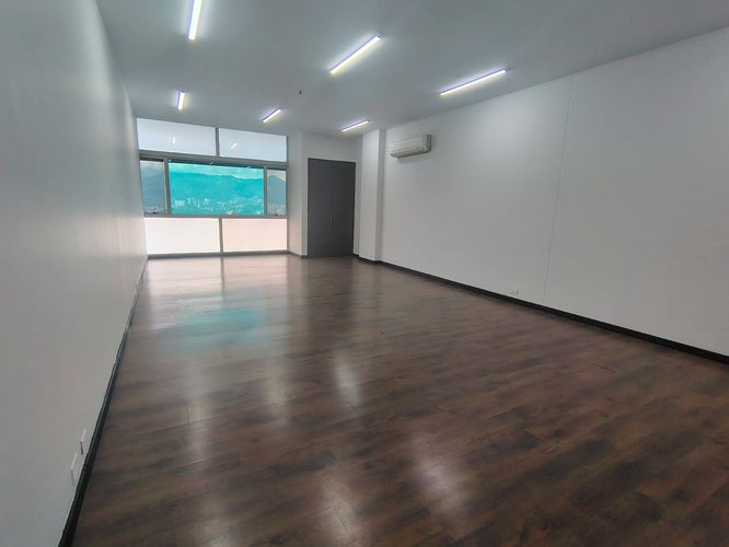 Oficina en arriendo en El Poblado, Medellín, 67 m² · foto 7 de 8