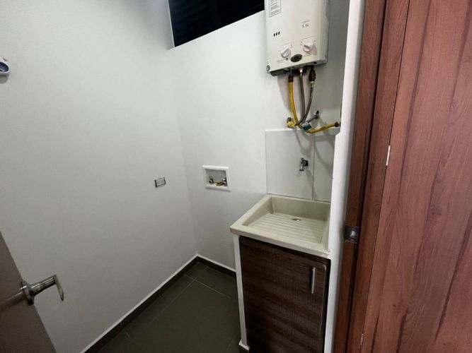 Apartamento de 2 alcobas en arriendo en Loma Del Escobero, Envigado, 83 m² · foto 7 de 19
