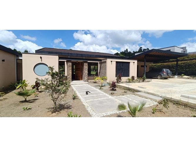 Casa de 3 alcobas en venta en La Clara, Guarne, 232 m² · foto 9 de 16