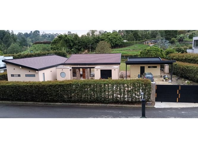 Casa de 3 alcobas en venta en La Clara, Guarne, 232 m² · foto 10 de 16