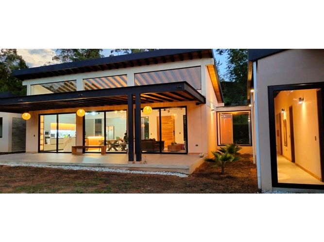 Casa de 3 alcobas en venta en La Clara, Guarne, 232 m² · foto 13 de 16