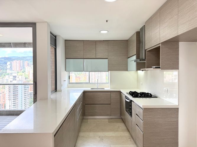 Apartamento de 3 alcobas en arriendo en El Poblado, Medellín, 172 m² · foto 7 de 18