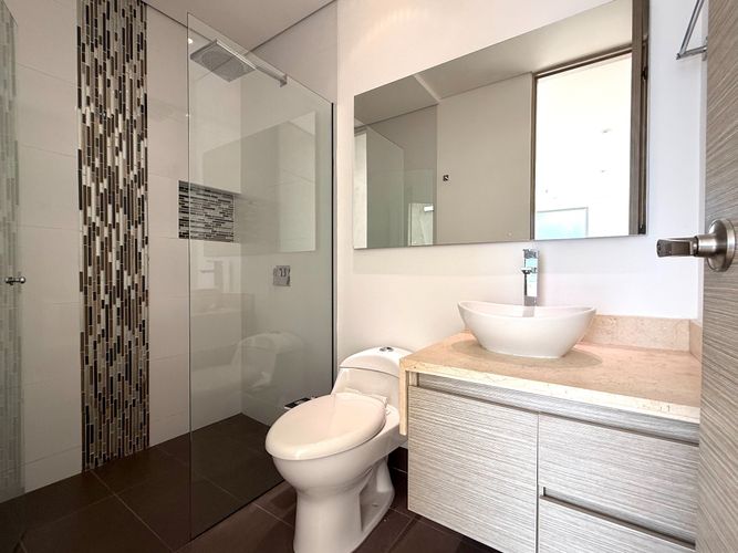Apartamento de 3 alcobas en arriendo en El Poblado, Medellín, 172 m² · foto 15 de 18
