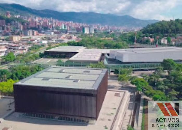 Local en venta en Conquistadores, Medellín, 138 m² · foto 2 de 2