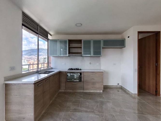 Apartamento de 3 alcobas en arriendo en Laureles, Medellín, 148 m² · foto 3 de 20