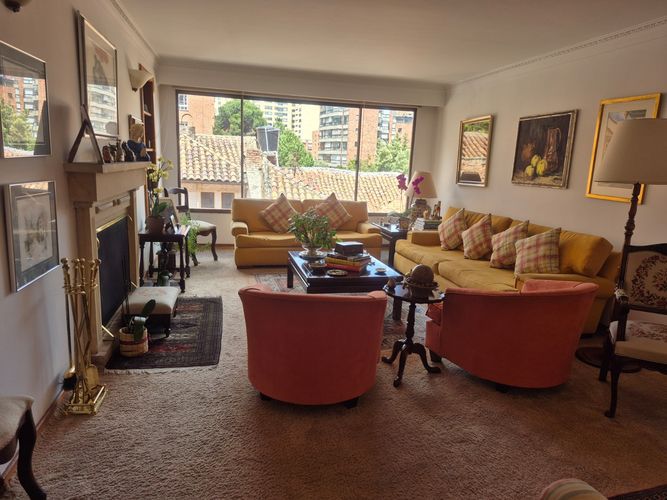 Apartamento de 3 alcobas en venta en Los Rosales, Bogotá, 208 m² · foto 3 de 22