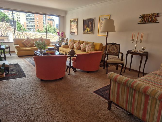 Apartamento de 3 alcobas en venta en Los Rosales, Bogotá, 208 m² · foto 2 de 22