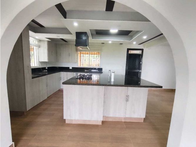 Casa de 6 alcobas en arriendo en El Salado, Guarne, 900 m² · foto 2 de 24