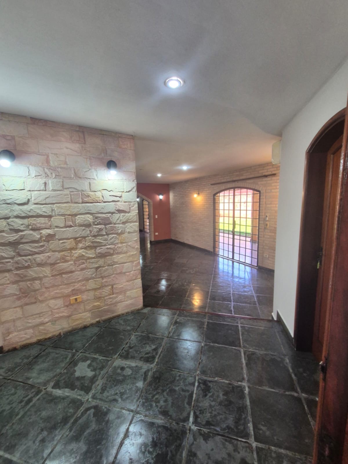 Exclusivo Alquiler: Residencia de 2 plantas para vivienda u oficina en esquina. Ubicación privilegiada en San Isidro de Lambaré por tan solo 10 millones de Gs mensuales — foto 2