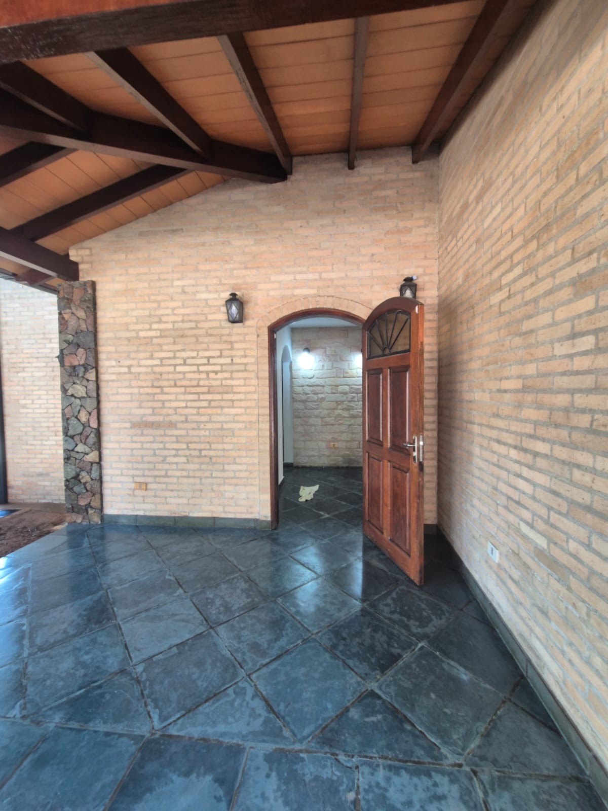 Exclusivo Alquiler: Residencia de 2 plantas para vivienda u oficina en esquina. Ubicación privilegiada en San Isidro de Lambaré por tan solo 10 millones de Gs mensuales — foto 3