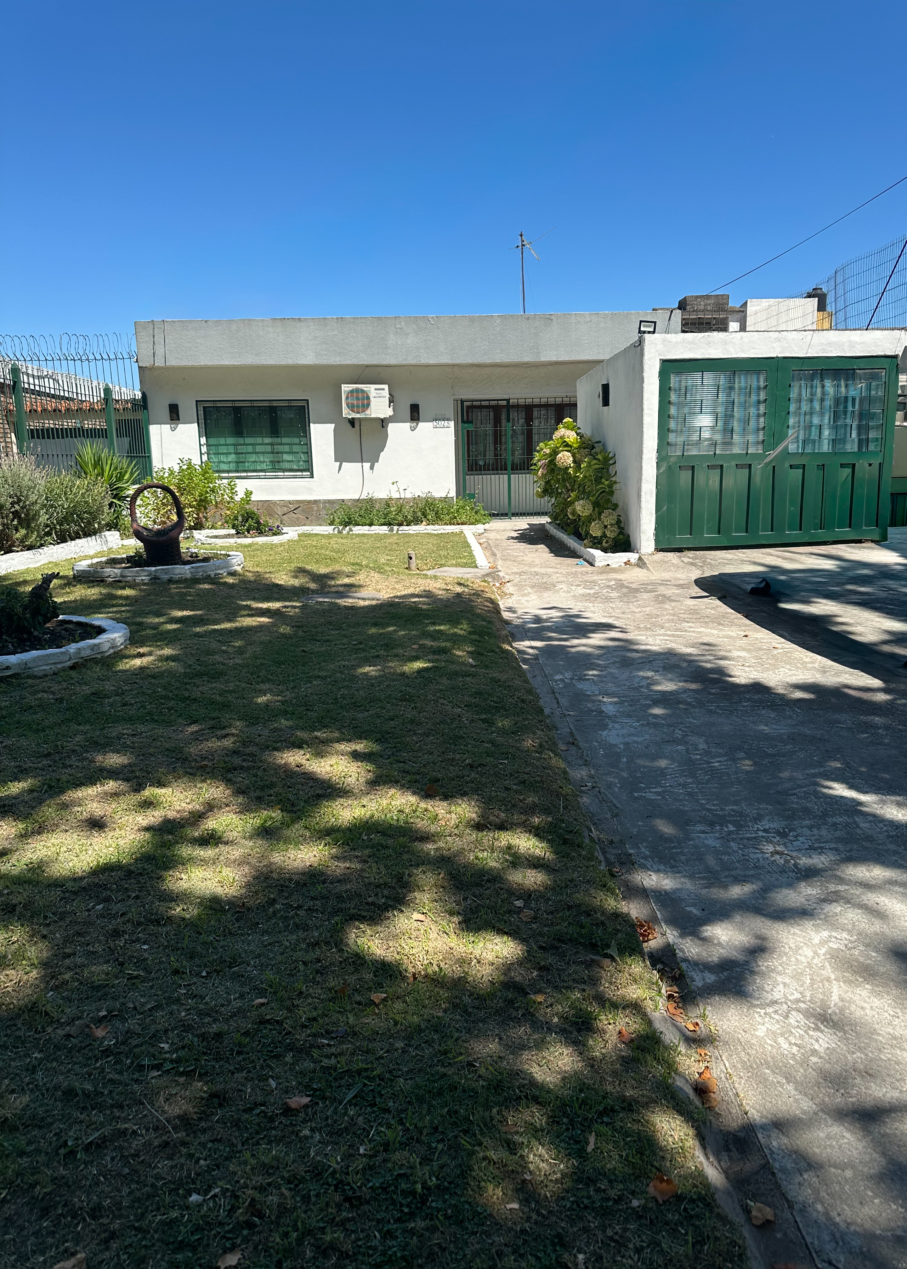 Vende casa con terreno grande al fondo sobre la avenida.