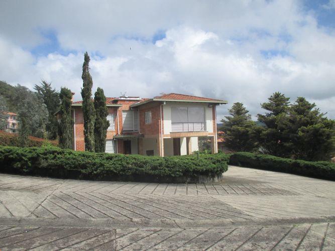 Casa de 5 alcobas en venta en Loma Del Escobero, Envigado, 1900 m² · foto 2 de 24