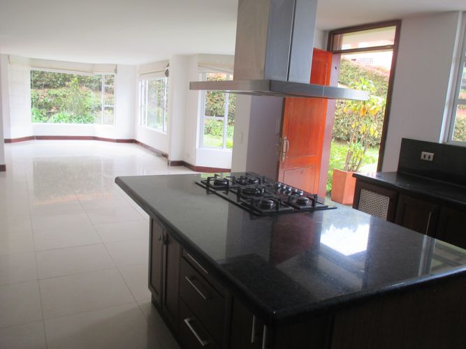 Casa de 5 alcobas en venta en Loma Del Escobero, Envigado, 1900 m² · foto 15 de 24