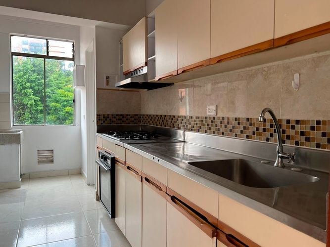 Apartamento de 3 alcobas en arriendo en El Poblado, Medellín, 90 m² · foto 3 de 16