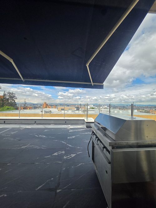 Apartamento de 3 alcobas en venta en Los Rosales, Bogotá, 317 m² · foto 2 de 24