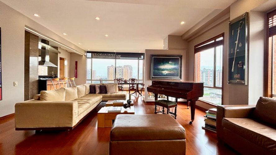 Apartamento de 3 alcobas en venta en Colina Campestre, Bogotá, 196 m² · foto 2 de 24