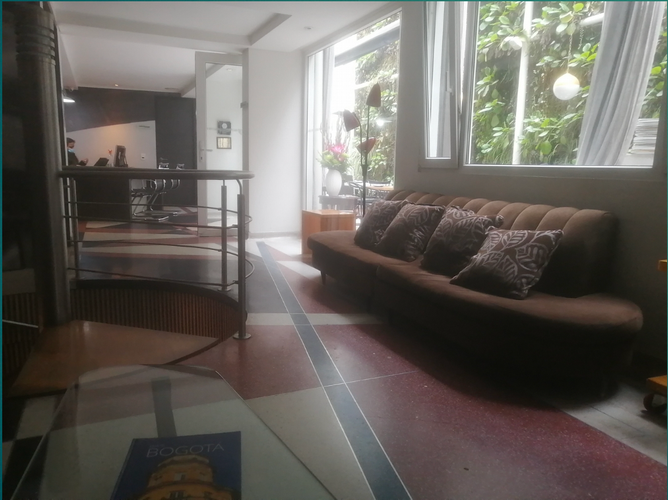 Casa de 9 alcobas en venta en Los Rosales, Bogotá, 751 m² · foto 2 de 10