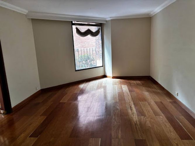 Apartamento de 3 alcobas en venta en Los Rosales, Bogotá, 265 m² · foto 4 de 24