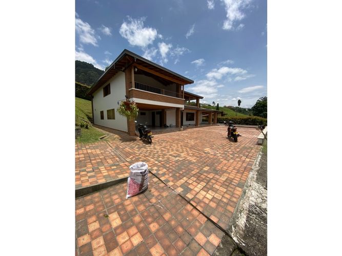Casa de 4 alcobas en arriendo en San Rafael, Envigado, 350 m² · foto 2 de 24