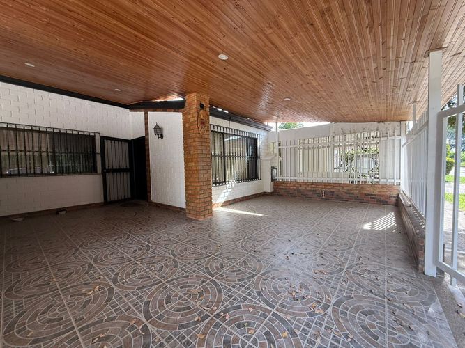 Casa de 4 alcobas en venta en Ricaurte, 148 m² · foto 2 de 24