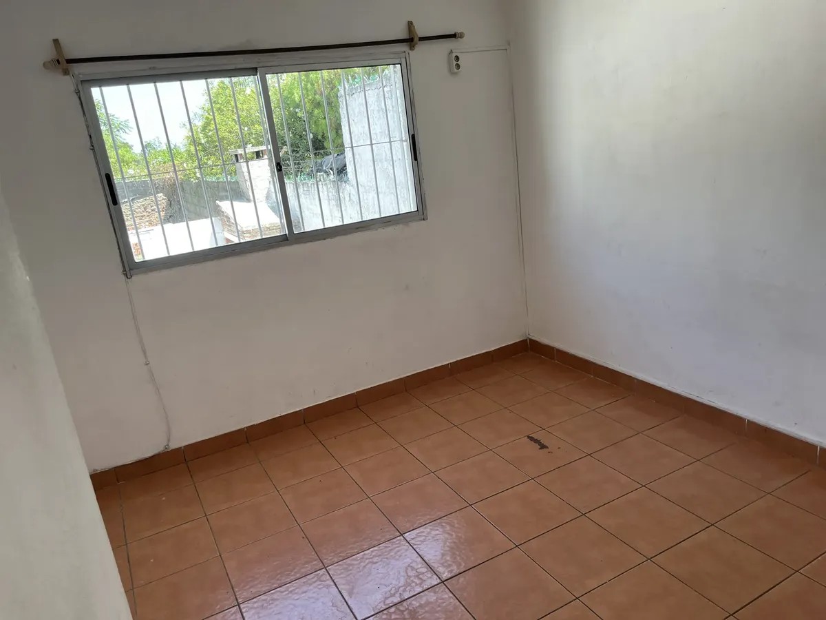 ALQUILO APARTAMENTO TIPO CASA 2 DORMITORIOS CON PATIO, PARRILLERO Y PARKING EN PRADO