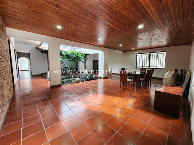 Casa de 6 alcobas en venta en Sotomayor, Bucaramanga, 303 m² · foto 3 de 24