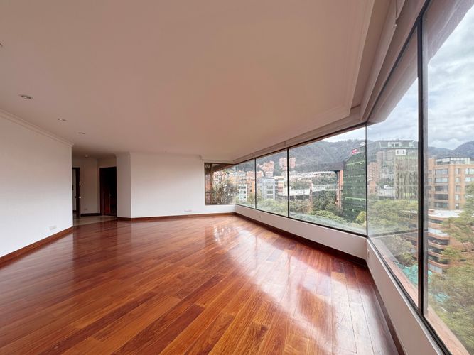Apartamento de 3 alcobas en arriendo en La Cabrera, Bogotá, 320 m² · foto 2 de 21
