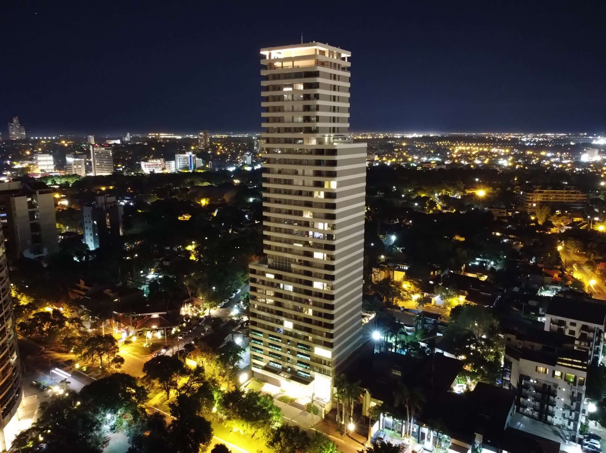 ALQUILO SKY TOWER 2 DORMITORIOS CON MUEBLES C/COCHERA USD 1.500 + IVA* — foto 2