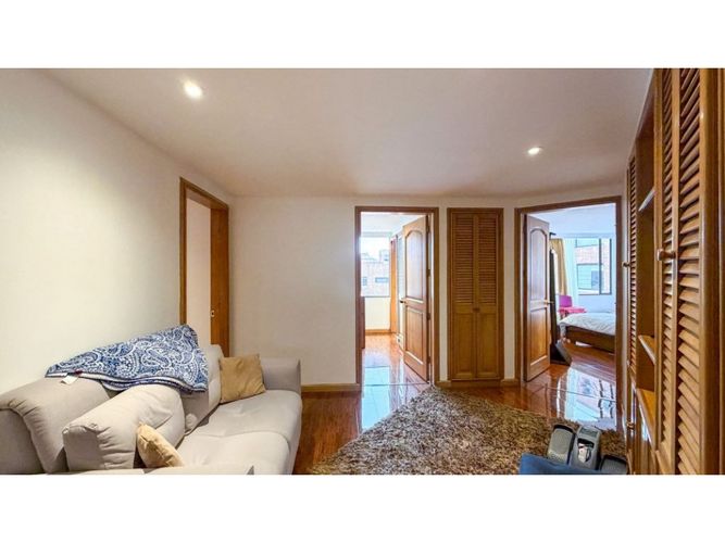 Apartamento de 3 alcobas en venta en La Carolina, Bogotá, 187 m² · foto 4 de 7