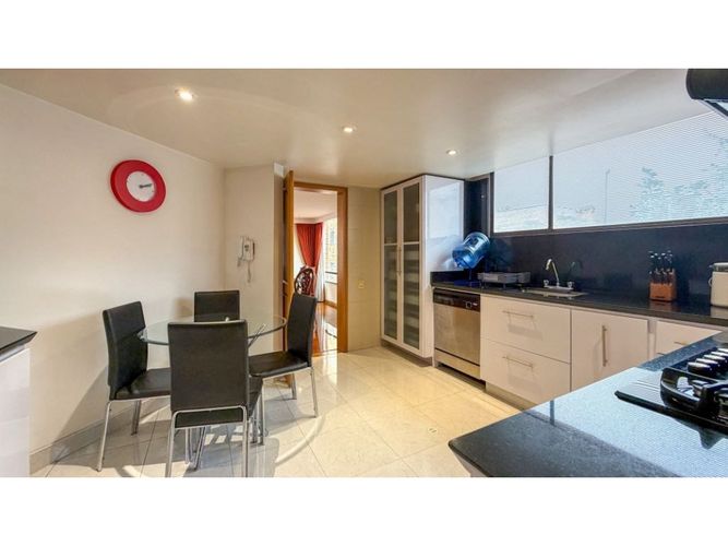 Apartamento de 3 alcobas en venta en La Carolina, Bogotá, 187 m² · foto 5 de 7