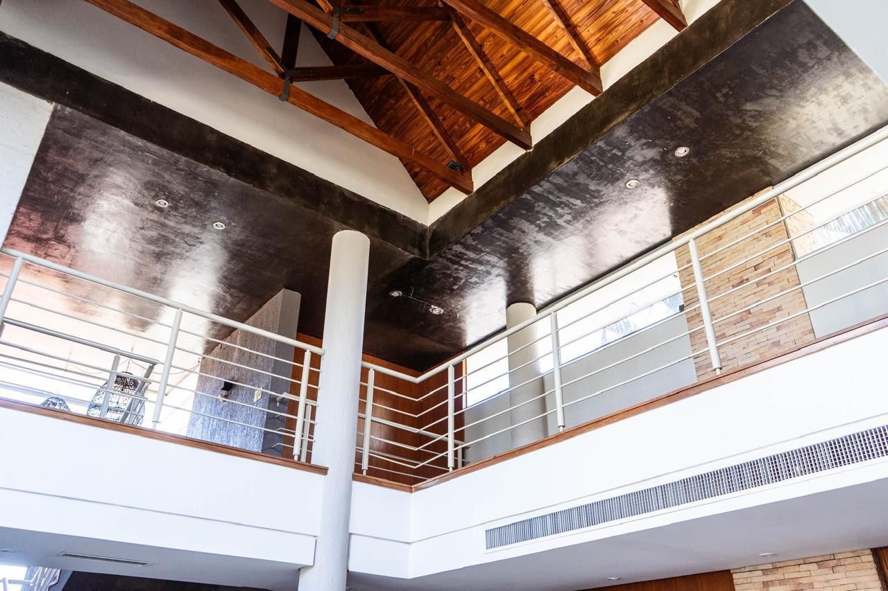 EN LUQUE - VENDO LUJOSA  RESIDENCIA DE 5 DORM EN SUITES. - zona residencial -  TERRENO 2165M2 — foto 3