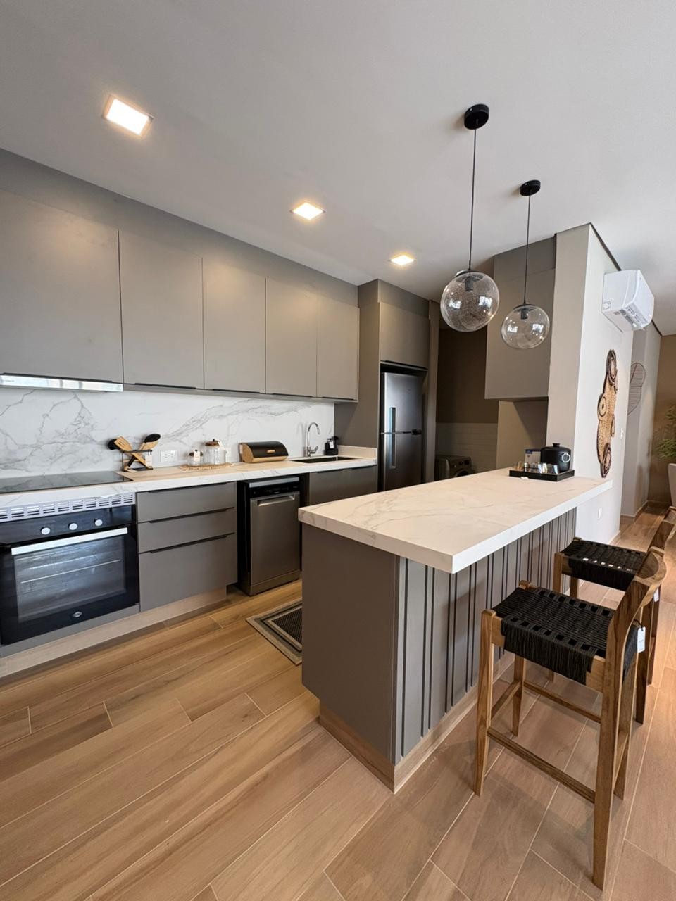 VENDO HERMOSA CASA A ESTRENAR EN SANBER. Zona céntrica! A 9 cuadras del Náutico. 3 dorm - 165.000 us — foto 3