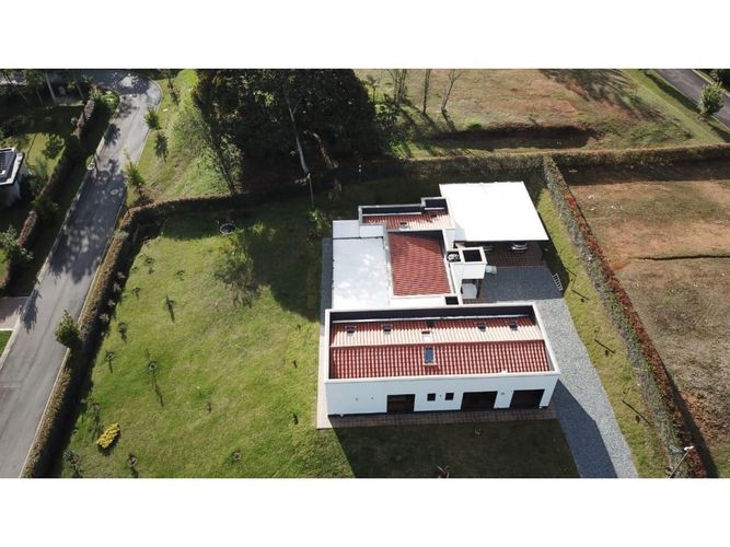 Casa de 3 alcobas en venta en La Ceja, 330 m² · foto 3 de 11