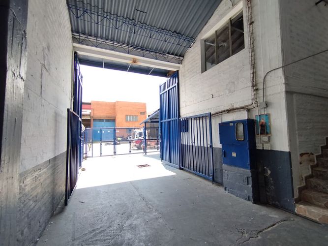 Bodega en arriendo en San Fernando, Itagüí, 890 m² · foto 3 de 14