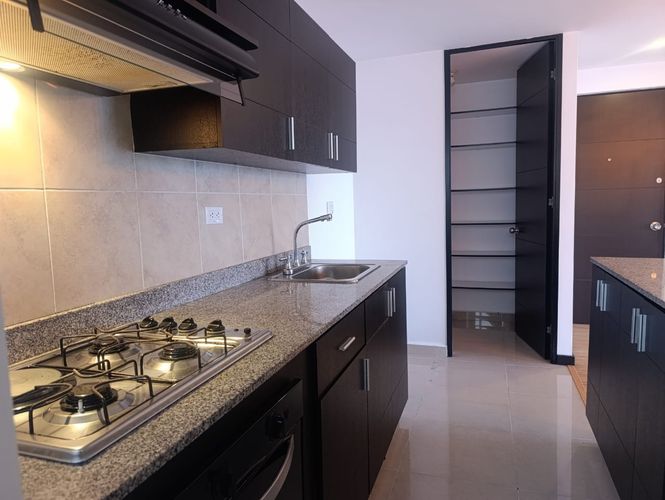 Apartamento de 2 alcobas en arriendo en El Poblado, Medellín, 76 m² · foto 5 de 17