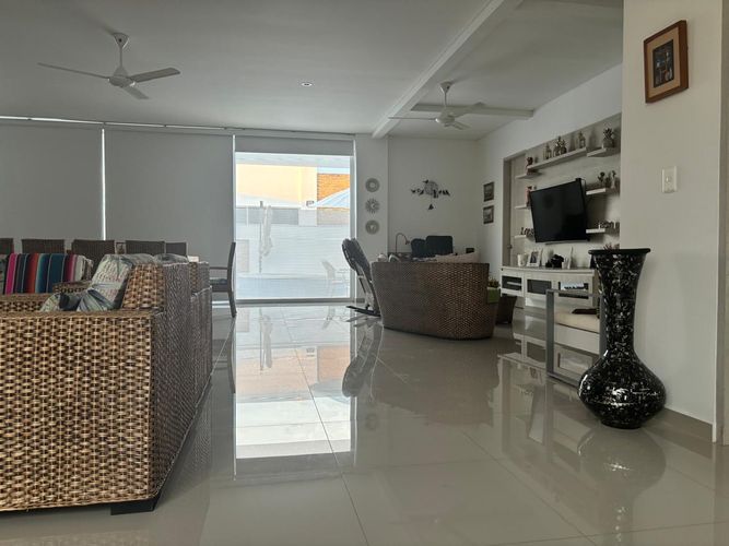 Casa de 3 alcobas en venta en Girardot, Girardot, 356 m² · foto 2 de 16