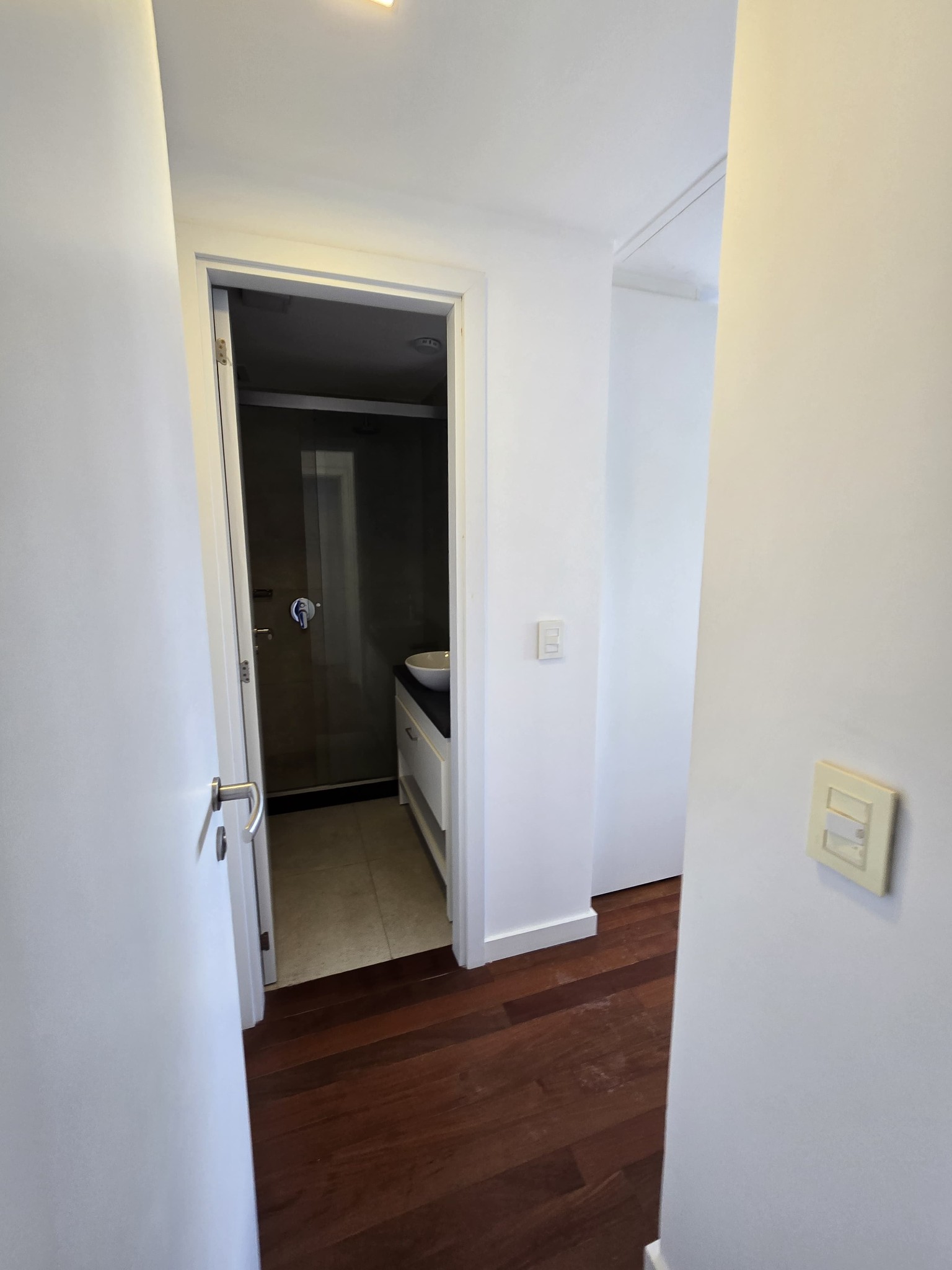 *ALQUILO  EN SKY TOWER 2 DORMITORIOS CON MUEBLES C/COCHERA USD 1.500 + IVA* — foto 3
